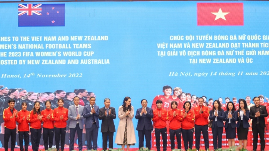 Vietnamese and NZ PMs exchange women’s national football shirts